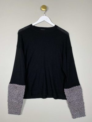 Nü str. S <br/> sort bluse med sølv på ærmer