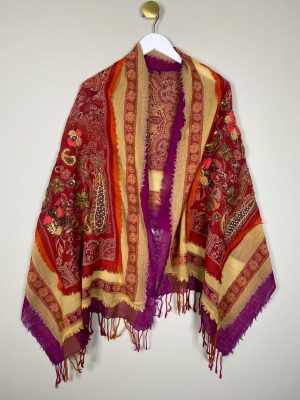 Uldtørklæde i lilla og rødlige farver med perler og pailetter