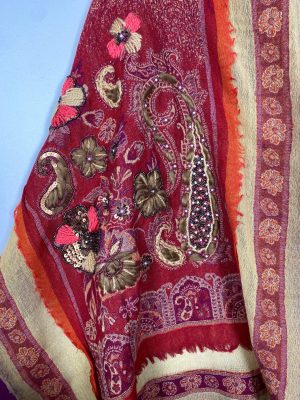 Uldtørklæde i lilla og rødlige farver med perler og pailetter