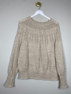 Strik str. L med rund hals og kabelmønster bord creme med guldnist