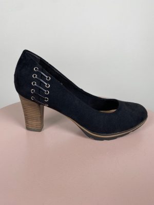 B CO str. 38 <br/> sort ruskind sko med flet på siden