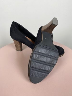 B CO str. 38 <br/> sort ruskind sko med flet på siden