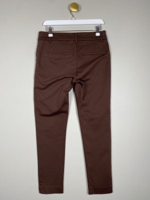 Isay str. 34 <br/> brun buks med dobbelt knap