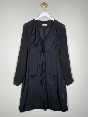 By Malene Birger str. 38 <br/> sort kjole med flæser og bindebånd