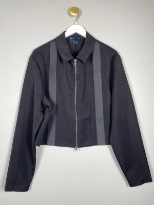Asos str. L <br/> sort kort jakke med skindstriber foran