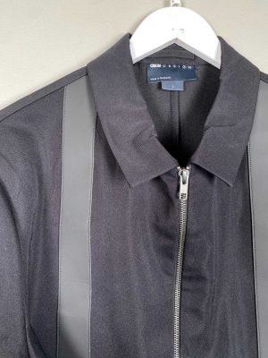 Asos str. L <br/> sort kort jakke med skindstriber foran
