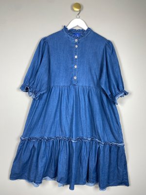 Cras str. 38 <br/> blue denim kjole med flæse og pufærme