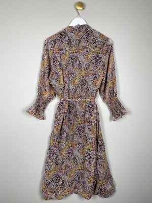 Co Couture str. M <br/> Mønstret kjole med guldnist og bindebånd