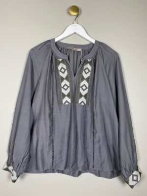 Costa Mani str. M <br/> grå bluse med broderi