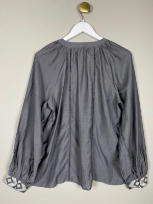 Costa Mani str. M <br/> grå bluse med broderi