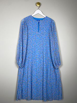 Cras str. 36 <br/> lyseblå blomstret plisse kjole