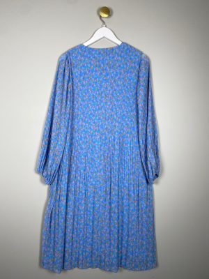 Cras str. 36 <br/> lyseblå blomstret plisse kjole