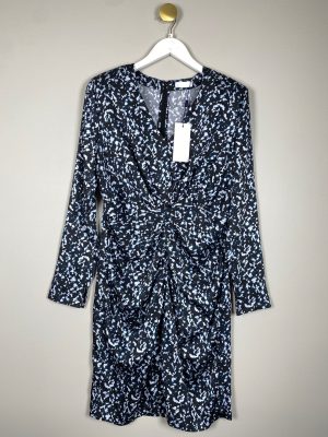 2ndday str. 38 <br/> kjole med v hals og talje