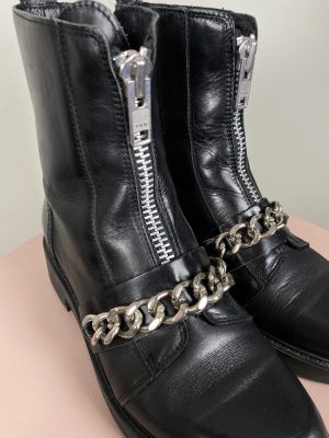 Ravment str. 39 <br/> sort støvle med lynlås og kæde