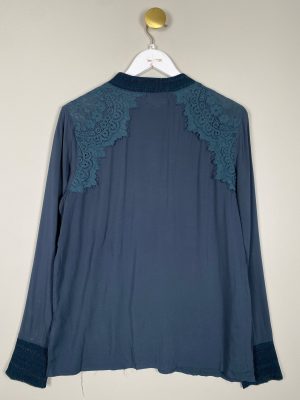 Hus str. 38 <br/> flaskegrøn skjorte ned blonde og rund krave