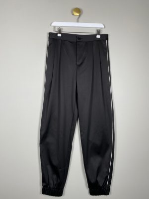 Stella Nova str. 40 <br/> sort blank buks med hvid pipe i siden