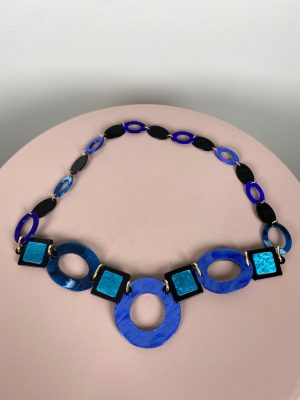 Halskæde med blå cirkler og firkanter