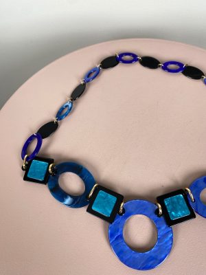 Halskæde med blå cirkler og firkanter
