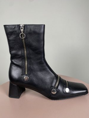 Daniel Hechter str. 39 <br/> sort ankelstøvle med lynlåsdetaljer