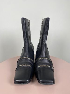 Daniel Hechter str. 39 <br/> sort ankelstøvle med lynlåsdetaljer