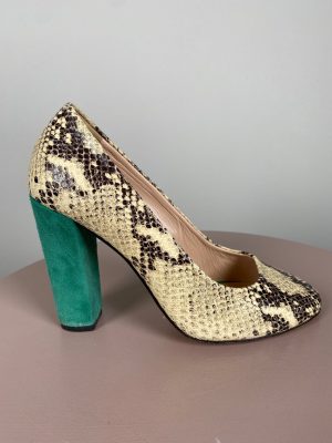 Fun&Basics str. 39 <br/> pumps med slangeskind og grøn hæl