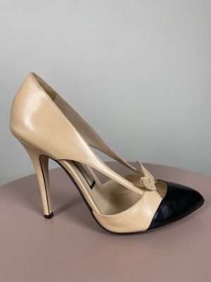 No. 21 <br/> beige stilet med sløjfe og sort snude