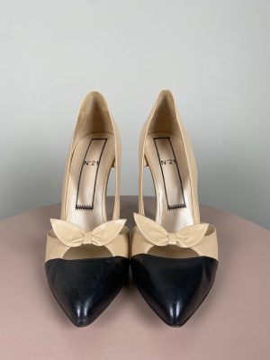 No. 21 <br/> beige stilet med sløjfe og sort snude