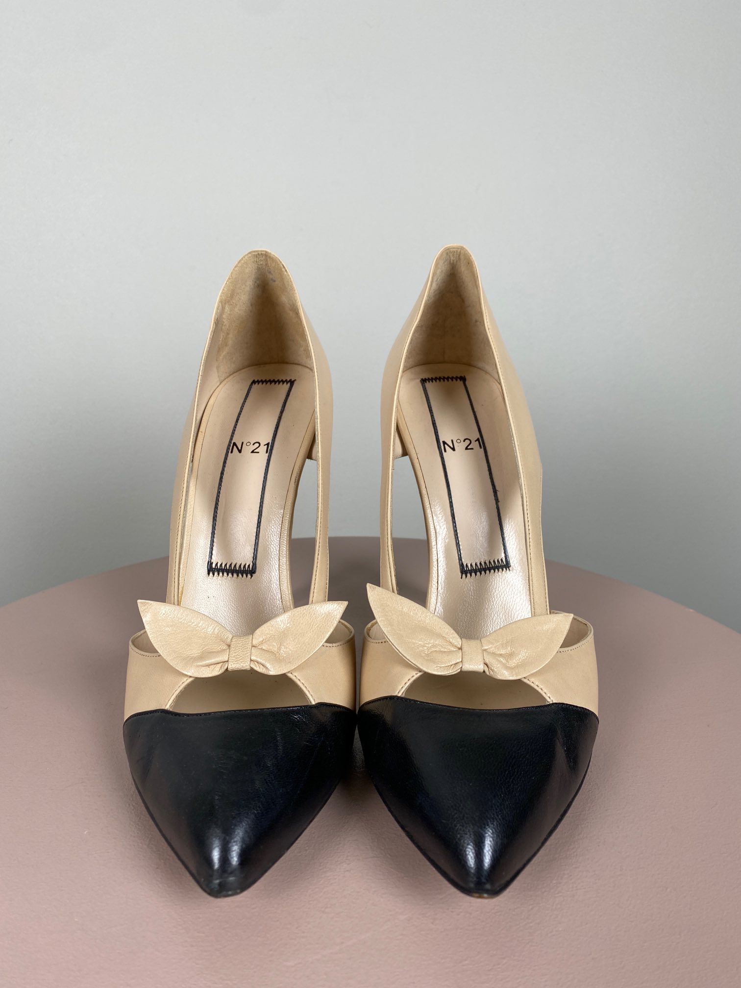 No. 21 <br/> beige stilet med sløjfe og sort snude - Billede 2