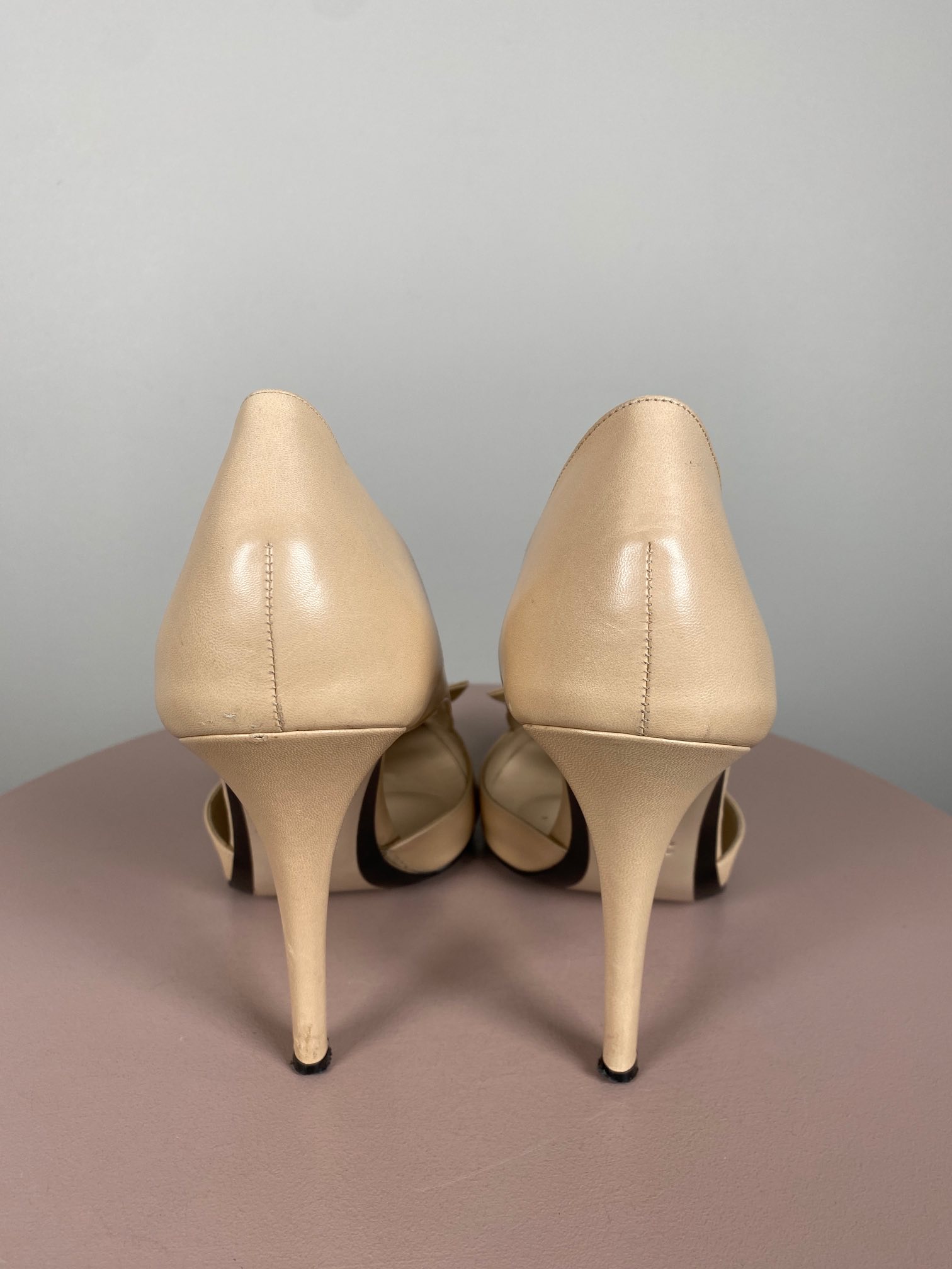 No. 21 <br/> beige stilet med sløjfe og sort snude - Billede 4