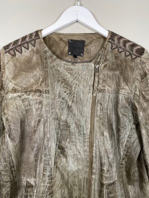 Mein Liebling str. 42 <br/> grønbrun skindjakke med perlebroderier på skuldre