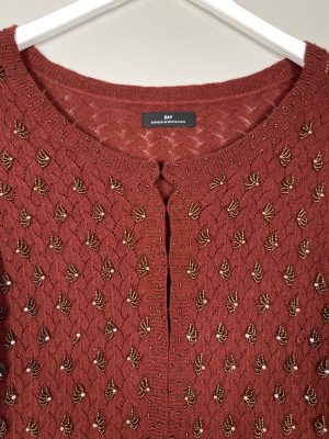 DAY Birger et Mikkelsen str. M <br/> rustrød cardigan med perler