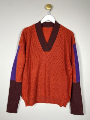 Orangerød strik str. M <br/> med V-hals