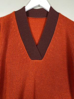 Orangerød strik str. M <br/> med V-hals