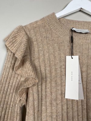 Neo Noir str. S <br/> lysbrun strik med flæse på ærmer