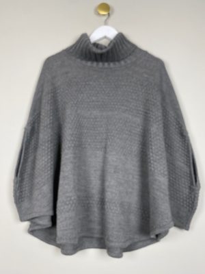 Sibin Linnebjerg str. XS <br/> grå strik poncho