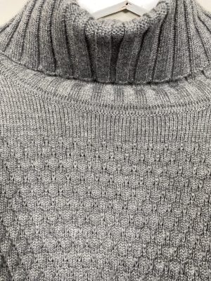 Sibin Linnebjerg str. XS <br/> grå strik poncho