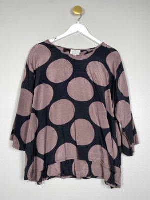 Masai str. L <br/> sort bluse med grålilla cirkler