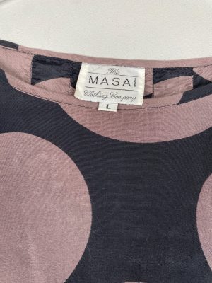 Masai str. L <br/> sort bluse med grålilla cirkler