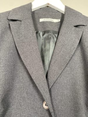 Estelle str. 38 <br/> lang grå blazer