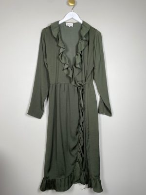 Six Ames str. 38 <br/> grøn slå-om kjole med flæser