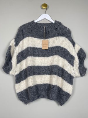 Marta str. onesize <br/> grå og råhvid strikbluse med korte ærmer