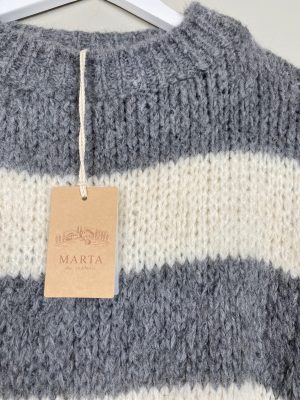 Marta str. onesize <br/> grå og råhvid strikbluse med korte ærmer
