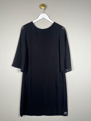 Sand str. 40 <br/> sort kjole med transparente ærmer