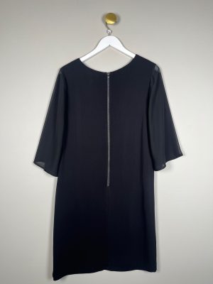 Sand str. 40 <br/> sort kjole med transparente ærmer