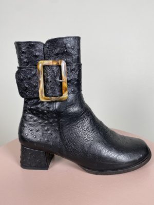 Neosens str. 39 <br/> sort ankelstøvle med spænde