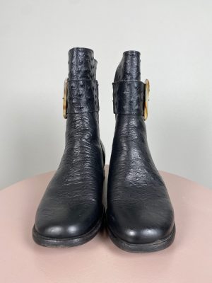 Neosens str. 39 <br/> sort ankelstøvle med spænde