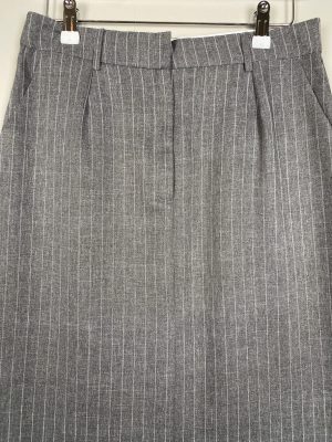 Neo Noir str. 36 <br/> lang grå nederdel med hvide striber