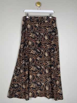 Black Colour str. L/XL <br/> lang sort nederdel med mønster