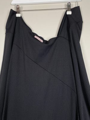 Anna Field str. 40 <br/> lang sort kjole med asymmetrisk snit