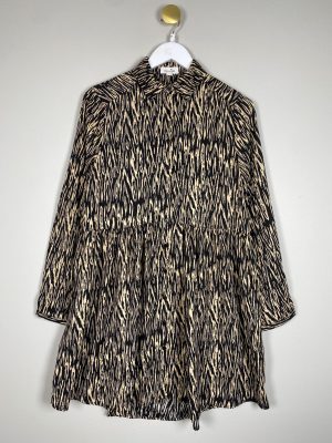 Emma Ella str. M/L <br/> mønstret skjortekjole i sort og beige